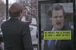 Пешеходов, нарушающих правила, напугали звуком тормозящего авто и сфотографировали их реакцию