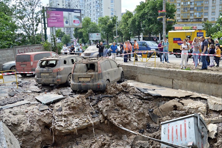 У Києві прорвало трубу: вода потрощила машини і будинок