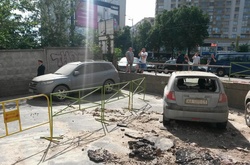 Фонтан води сягнув шостого поверху. Фоторепортаж з місця прориву труби у Києві