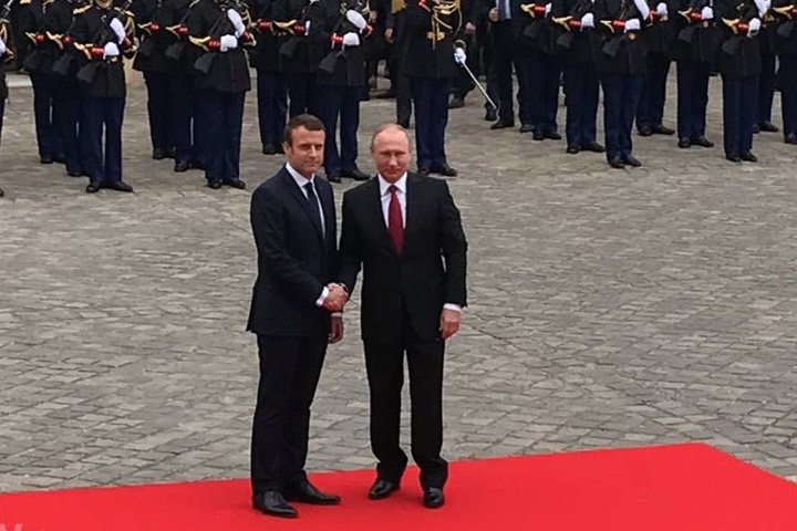 Макрон стримано привітав Путіна під час зустрічі в Парижі