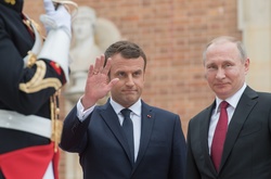  Еммануель Макрон та Володимир Путін 