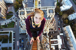 Самые опасные селфи в мире. Девушка делает фото на большой высоте на краю небоскреба