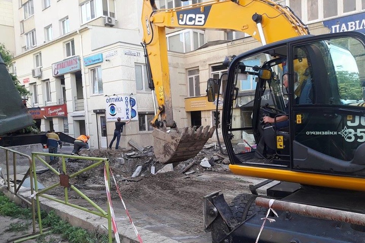«Київенерго» обіцяє за добу відремонтувати теплотрасу в Голосіївському районі