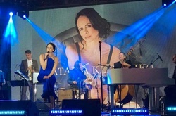 Дружина мера Кличка заспівала на даху ЦУМу