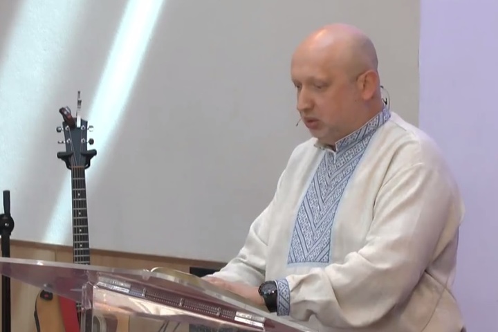 Виступ Турчинова у вишиванці з проповіддю у баптистській церкві