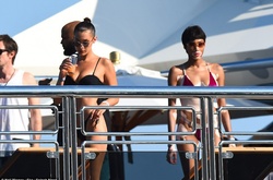 Белла Хадид в откровенном бикини с друзьями нежилась на яхте