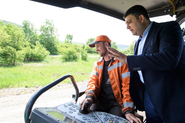 Гройсман на вертольоті перевіряє якість українських доріг. Фотогалерея