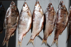 У Києві заборонили продавати в'ялену рибу через смертельне отруєння