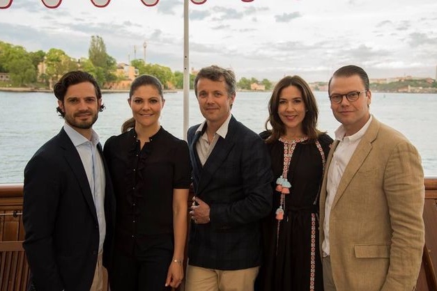Принцеса Данії прийшла на офіційний прийом в українській вишиванці