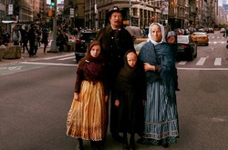 Старые фото жителей разных стран совместили с современными снимками Нью-Йорка