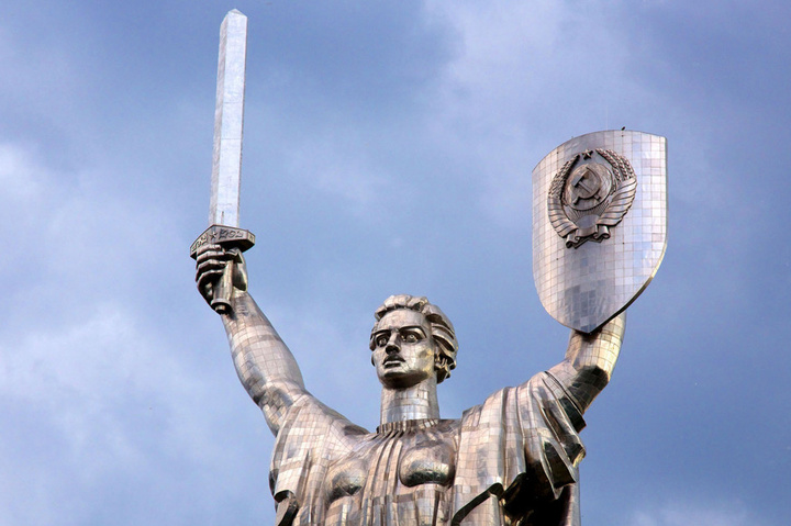 Стало відомо, чому не демонтують герб СРСР на монументі «Батьківщина-мати»