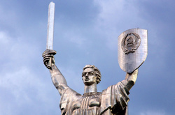 Стало відомо, чому не демонтують герб СРСР на монументі «Батьківщина-мати»