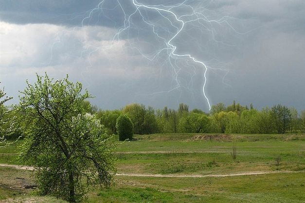 В останній день весни Україну накриють дощі з градом