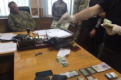 Військовий комісар попався на хабарі в тисячу доларів