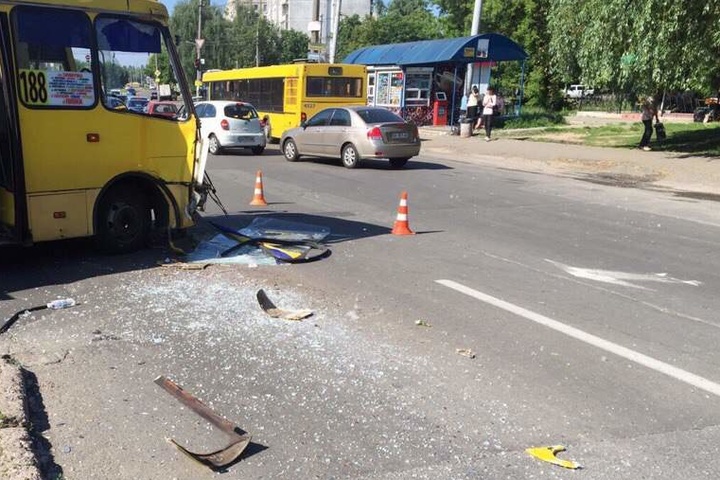 У Києві на Борщагівці зіткнулося два пасажирських автобуси (фото)