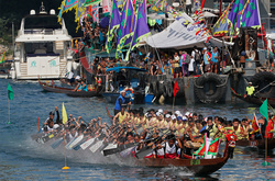 Як у Китаї відзначають свято човнів-драконів. Фотогалерея