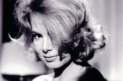 Умерла Молли Питерс, которая играла девушку Джеймса Бонда