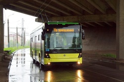 Через реконструкцію мосту на столичних Нивках громадський транспорт змінює графік роботи