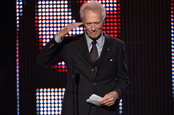  Клинт Иствуд вручает награду &laquo;Герой&raquo; на Guys Choice Awards 2016 