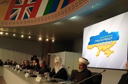 Куратор форуму, який опікають лідери церков, міністр і дипломат, підозрюється у шахрайстві