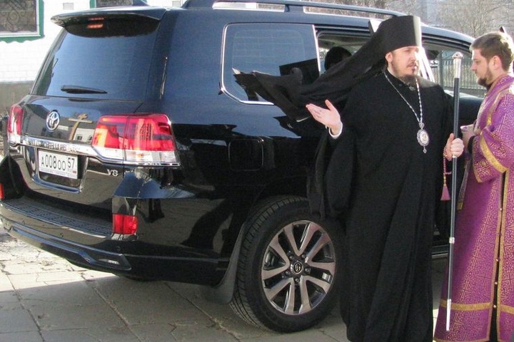 «Бог не фраєр, він все бачить»: російський губернатор розкритикував ЗМІ за публікацію про дорогу автівку єпископа