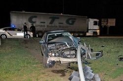 На столичній площі Шевченка легковик зніс світлофор (фото)