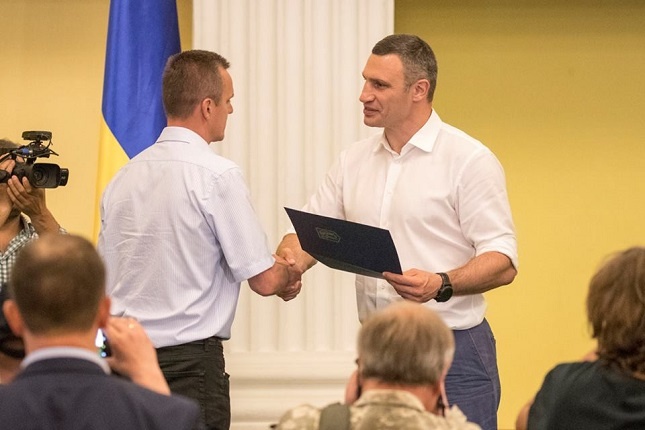 Кличко вручив військовим АТО сертифікати на квартири 
