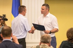Кличко вручив військовим АТО сертифікати на квартири 