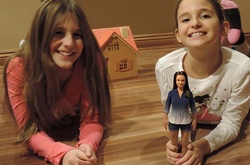 Художник создал уникальную Барби с реальными пропорциями тела  