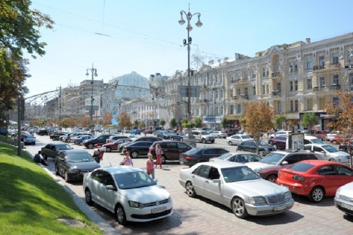 Кияни просять міську владу заборонити паркування автівок на тротуарах