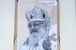  На вшанування пам'яті Любомира Гузара на Львівській міськраді розмістили банер 