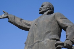 Голову поваленного в Киеве памятника Ленину превратили в арт-объект