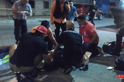 Медики намагаються врятувати одного із поранених