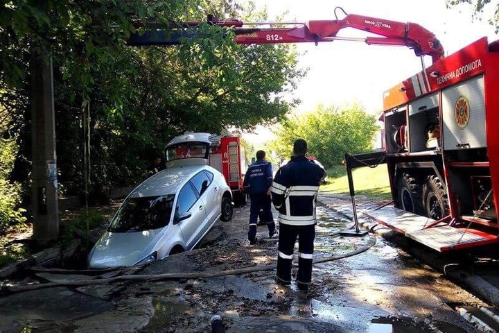 У Києві знову прорвало трубу: автомобіль провалився під асфальт 