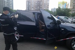  Правоохоронці оглядають місце злочину 