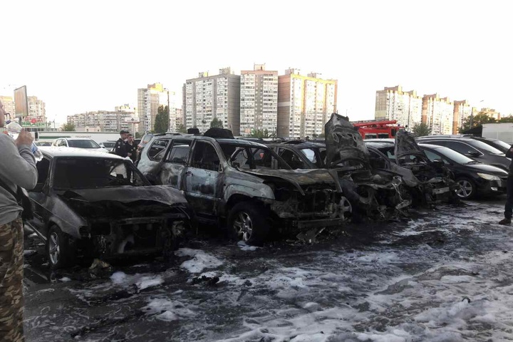 Вночі на автостоянці в Києві згоріли вщент три іномарки