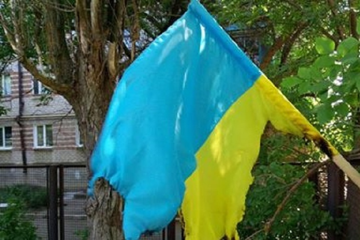Поліція знайшла вандалів-підлітків, які підпалили державний прапор у Бердянську