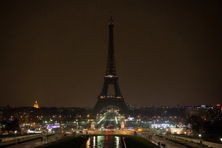 Вогні Ейфелевої вежі погасять в пам'ять про загиблих під час теракту в Лондоні