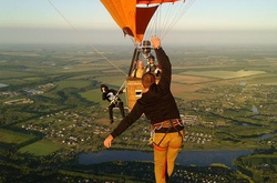 Українець заради рекорду пройшов по мотузці між двома повітряними кулями. Захоплюючі фото