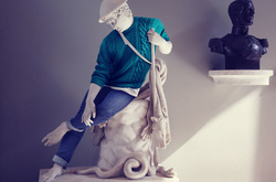 Джинсы, футболки, солнцезащитные очки: преображение античных статуй в современных хипстеров 