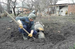 Піротехнік розміновує територію біля Балаклії, березень 2017 року