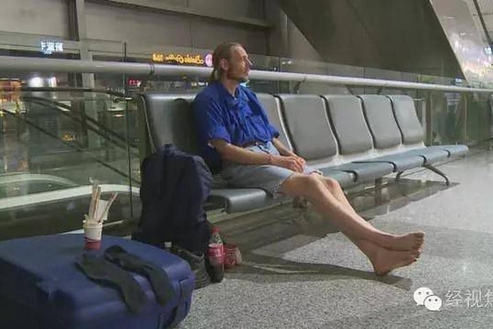 В китайському аеропорту госпіталізували чоловіка, який 10 днів чекав подругу