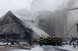  Вибух спричинив пожежу на вантажно-розвантажувальному майданчику нафтохімічної компанії 
 Фото @XHNews 