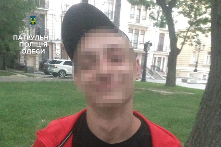 В Одеському сквері двоє молодиків влаштували стрілянину, поранено жінку