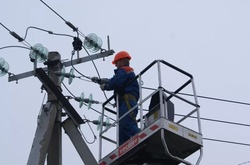 Ремонтники приступили до відновлення електромережі біля Авдіївки 