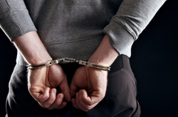 Грабіж серед білого дня: злочинець зірвав з шиї киянина золотий ланцюжок