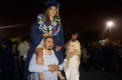 Сыворотка молодости: родители американской выпускницы выглядят так же, как и 17 лет назад