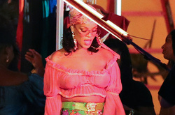 Располневшая Рианна показала фигуру в новом клипе