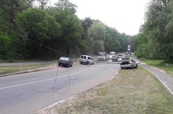 На Обухівській трасі легковик зніс дорожній стовп