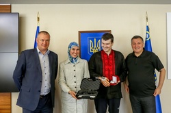 Аваков вручив Осмаєву спецгодинник, а Окуєвій новий пістолет